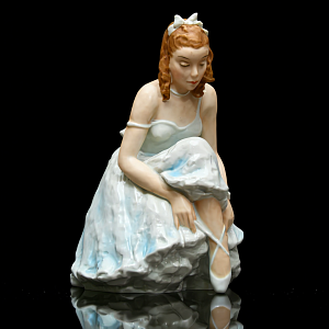 Редкость! Большая Фарфоровая Статуэтка «Балерина, завязывающая пуанту», ROSENTHAL Германия - 40е годы ХХ века.