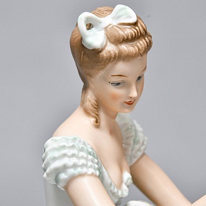 Коллекционная Фарфоровая Статуэтка «Балерина, завязывающая пуанты», WALLENDORF Германия.