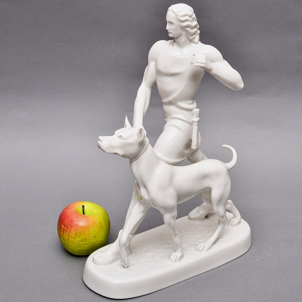 Антикварная Фаофоровая Статуэтка «Охотник с собакой», Wiener Porzellanmanufaktur Augarten, Австрия первая половина ХХ века.