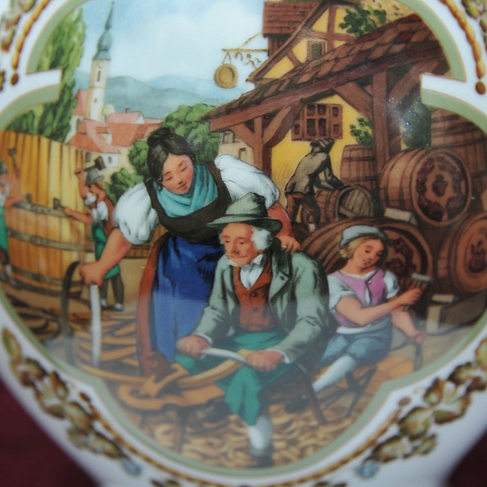 Классический Фарфоровый Кувшин с крышкой «Виноделы» на 2 литра, Западная Германия - 1986 год.