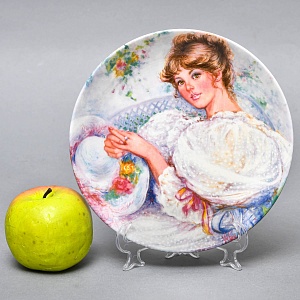 Коллекционная Фарфоровая тарелка «Девушка с кольцом», Wedgwood Англия - 1986 год. 