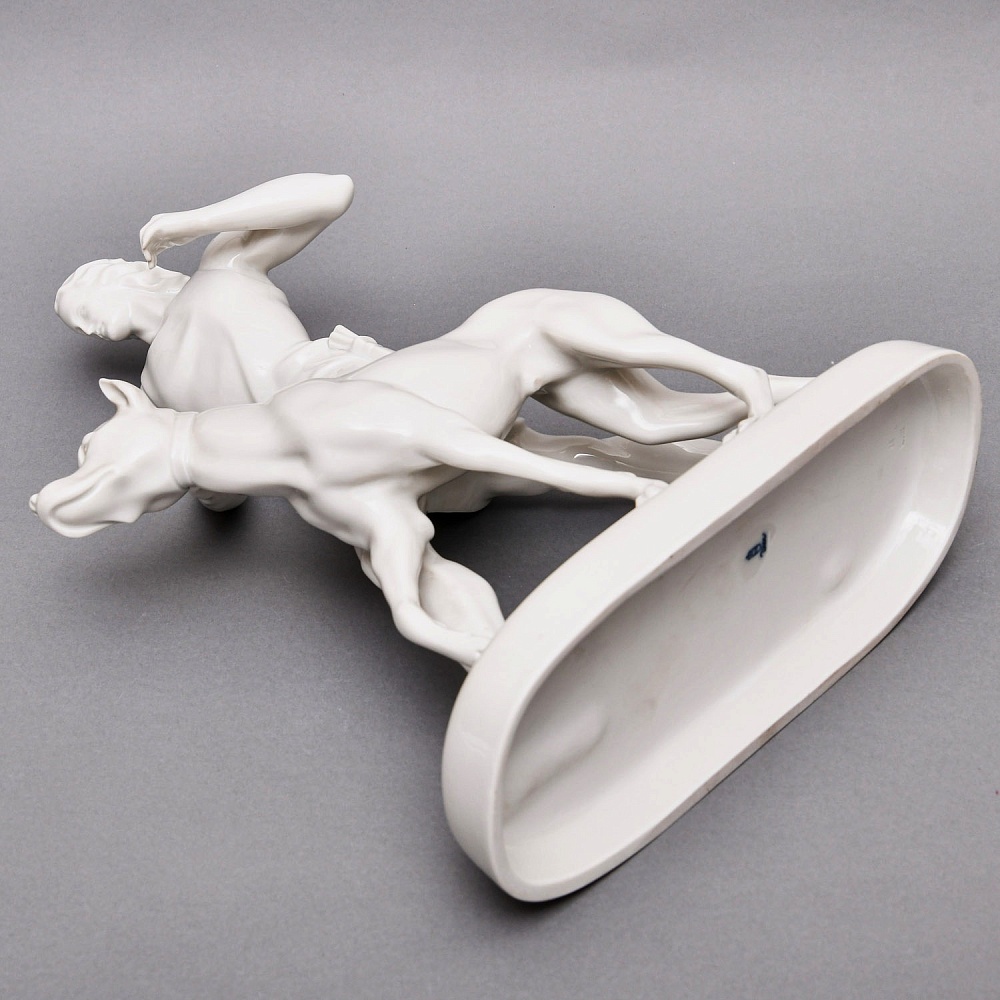 Антикварная Фаофоровая Статуэтка «Охотник с собакой», Wiener Porzellanmanufaktur Augarten, Австрия первая половина ХХ века.