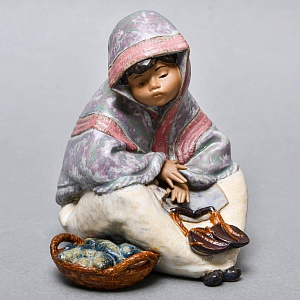 Коллекционная Фарфоровая статуэтка «Мальчик - продавец рыбы» серия Грес, Lladro Испания.