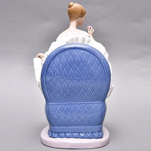 Коллекционная Фарфоровая статуэтка «Балерина в кресле с цветком», Nao by Lladro Испания.