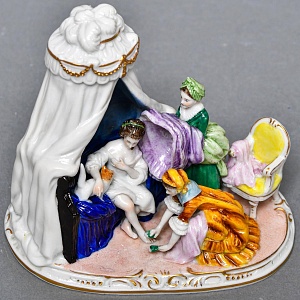 Миниатюрная Фарфоровая статуэтка «Утренние одевания», Scheibe Alsbach Германия, первая половина ХХ в. 