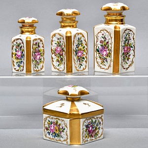 Антикварный Парфюмерный набор - три Флакона и Шкатулка, Limoges Франция, конец XIX - начало ХХ века. 