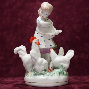 Фарфоровая Статуэтка «Девочка с курами» СССР ДФЗ Дулево -1956 год. 