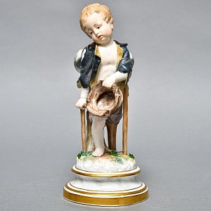 Антикварная Фарфоровая статуэтка «Купидон в образе нищего», Meissen Германия, начало ХХ века. 