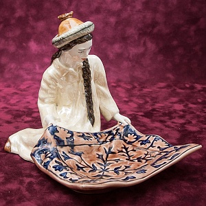 Коллекционная статуэтка - мелочевница «Киргизка с ковром», Фаянс ЗиК Конаково СССР, 1957 год. 