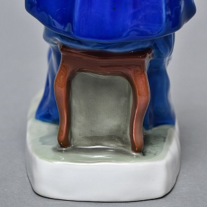 Антикварная фарфоровая статуэтка «Дама с горностаевой муфтой», Fraureuth Германия, 1919 - 1926 годы. 