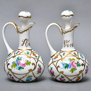 Винтажный Фарфоровый набор Два Соусника на подносе «Цветочная россыпь», Limoges Франция.