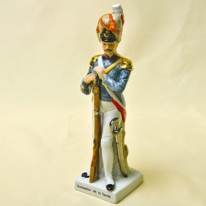 Фарфоровая Cтатуэтка Солдата - «Гренадёр Охраны» из серии «Армия Наполеона», Германия - 60-е гг.