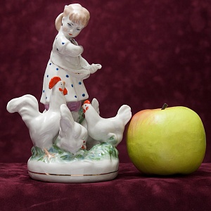 Фарфоровая Статуэтка «Девочка с курами» СССР ДФЗ Дулево -1956 год. 
