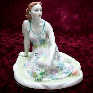 Авторская Фарфоровая Статуэтка «Летний день, Жена писателя А. Толстого» ДФЗ Дулево СССР -1958 год.